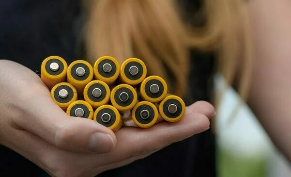 Najczęstsze powody spuchnięcia baterii i co wtedy zrobić?